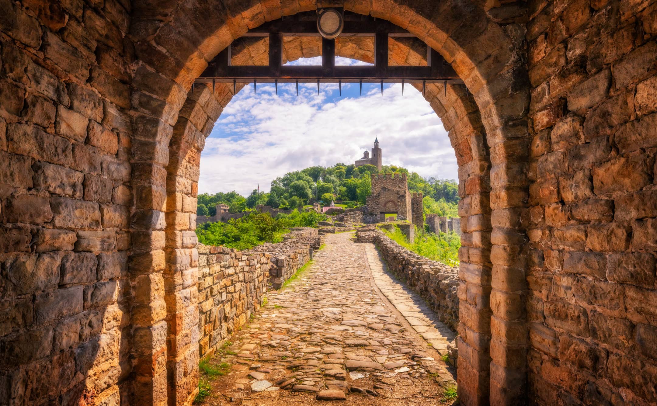 Veliko Tarnovo- Manastirea Sf Dimitrie Basarabov – Cascada Hotnitsa -Croaziera pe Dunare- Ruse